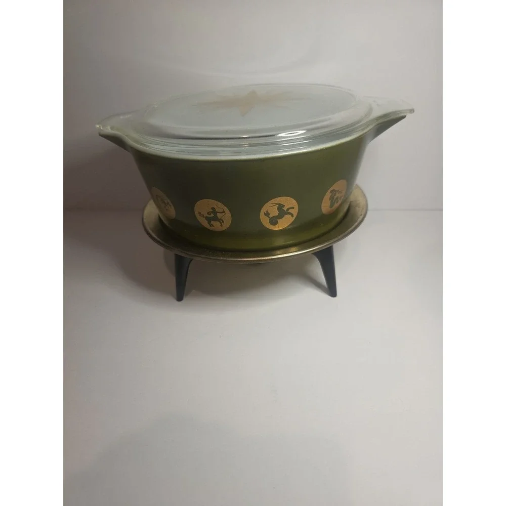 RARE - PYREX Zodiac Green Round Glass Casserole Bowl 2 1/2 QT with Lid & Stand
